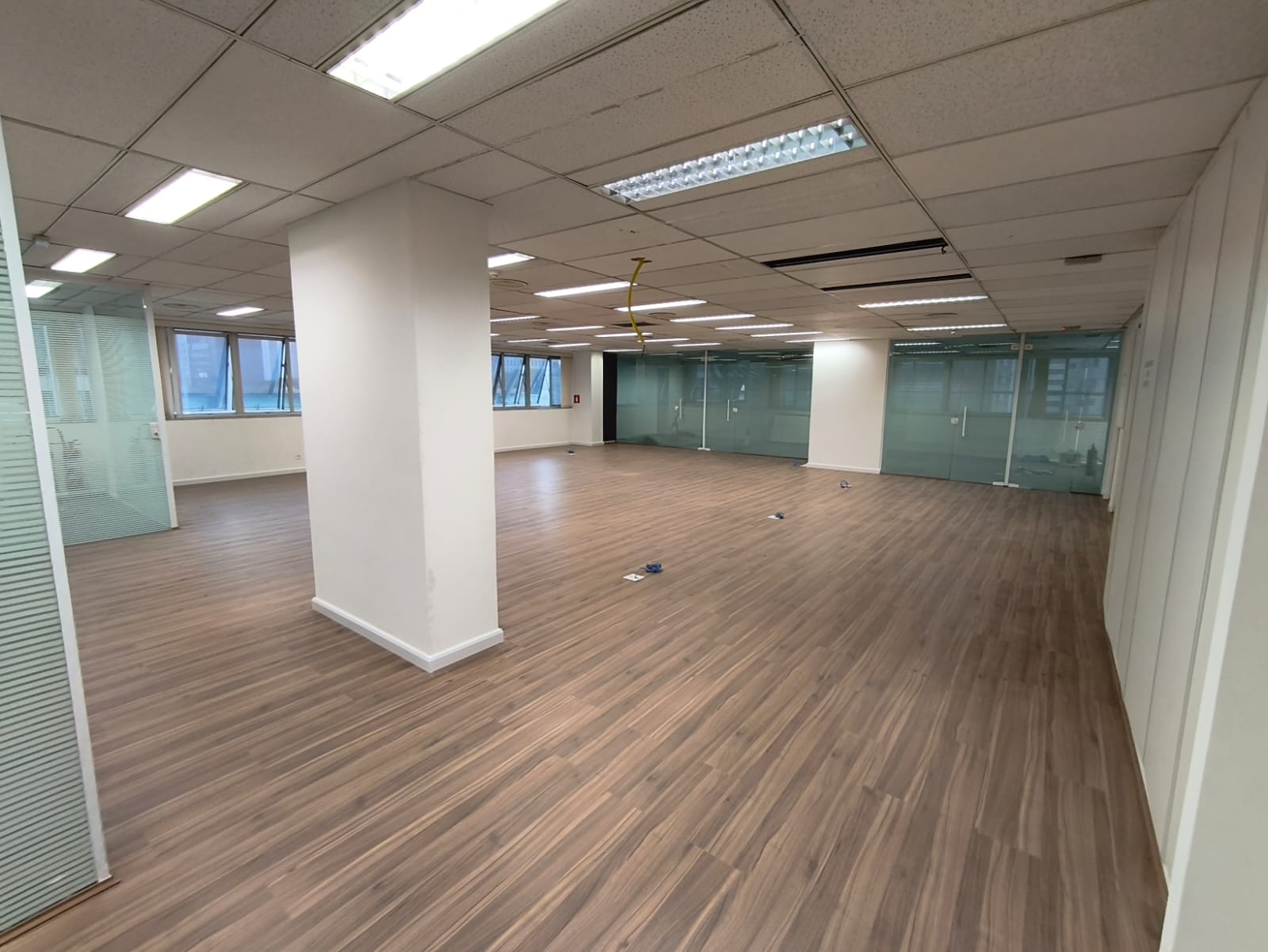 Escritório corporativo — depois