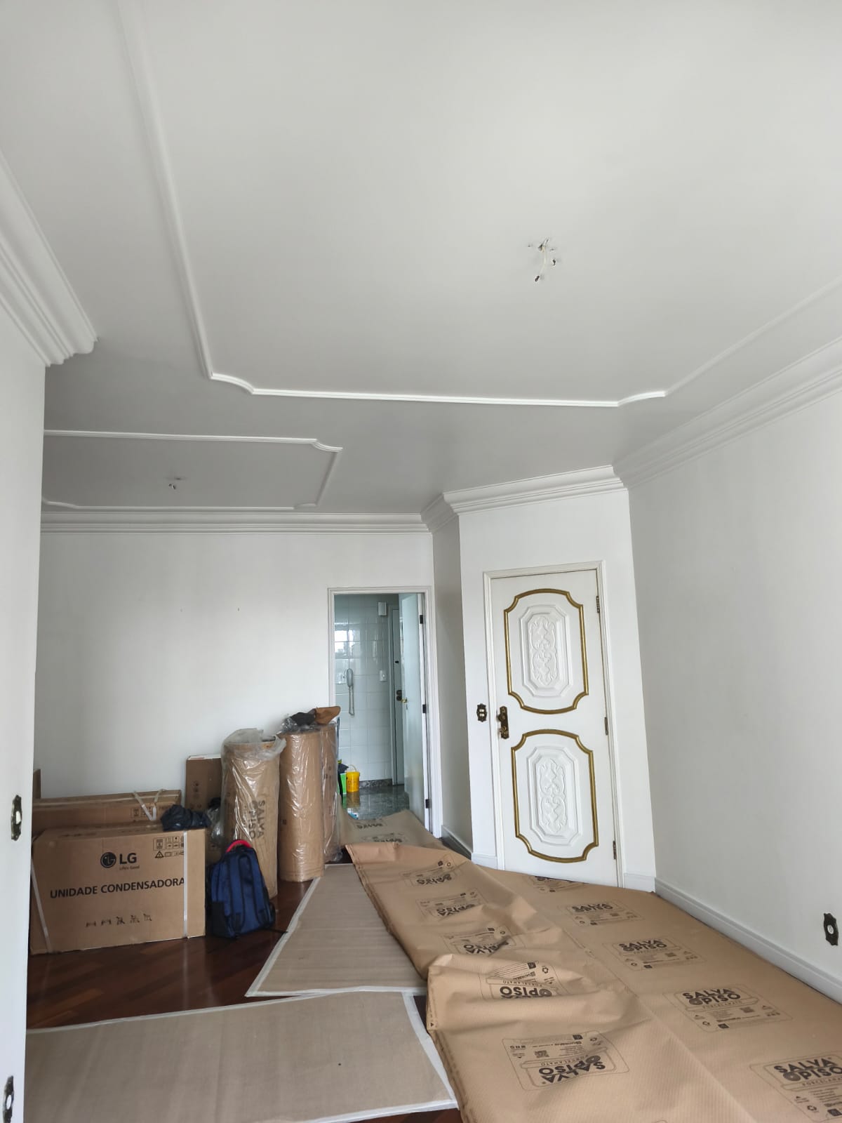 Sala com piso de madeira — antes