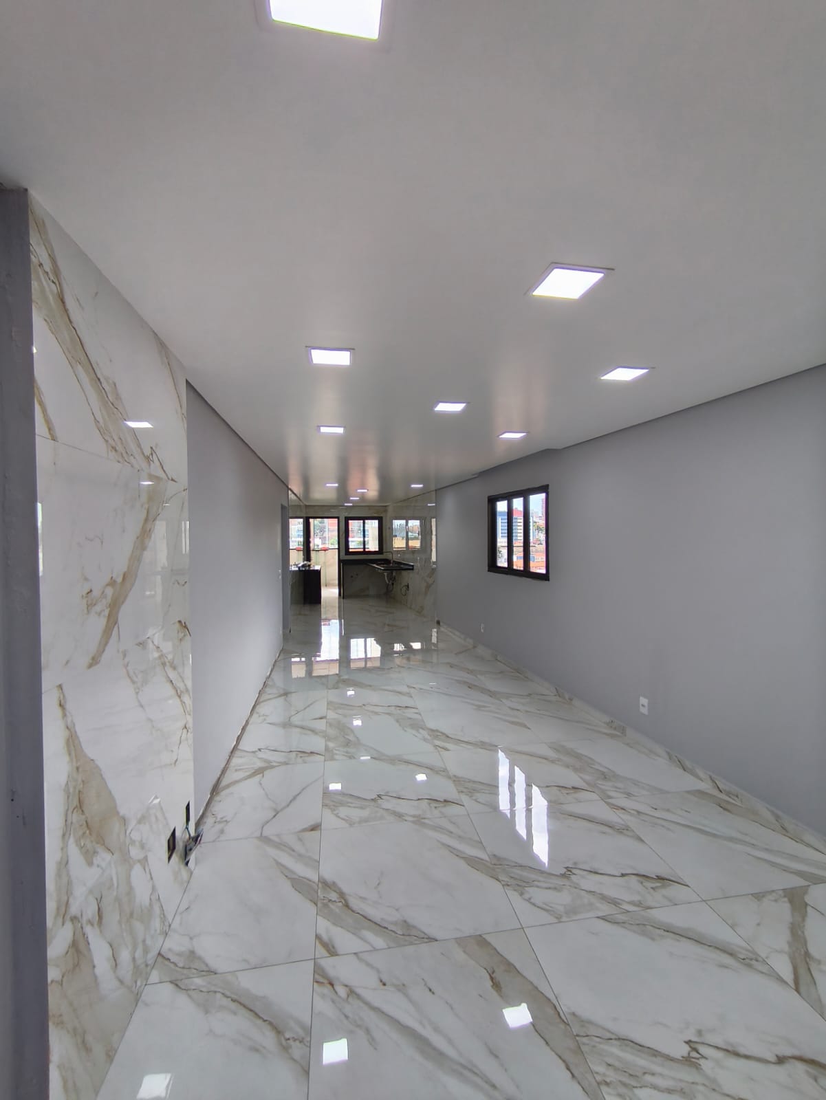 Hall e acabamento em porcelanato — depois