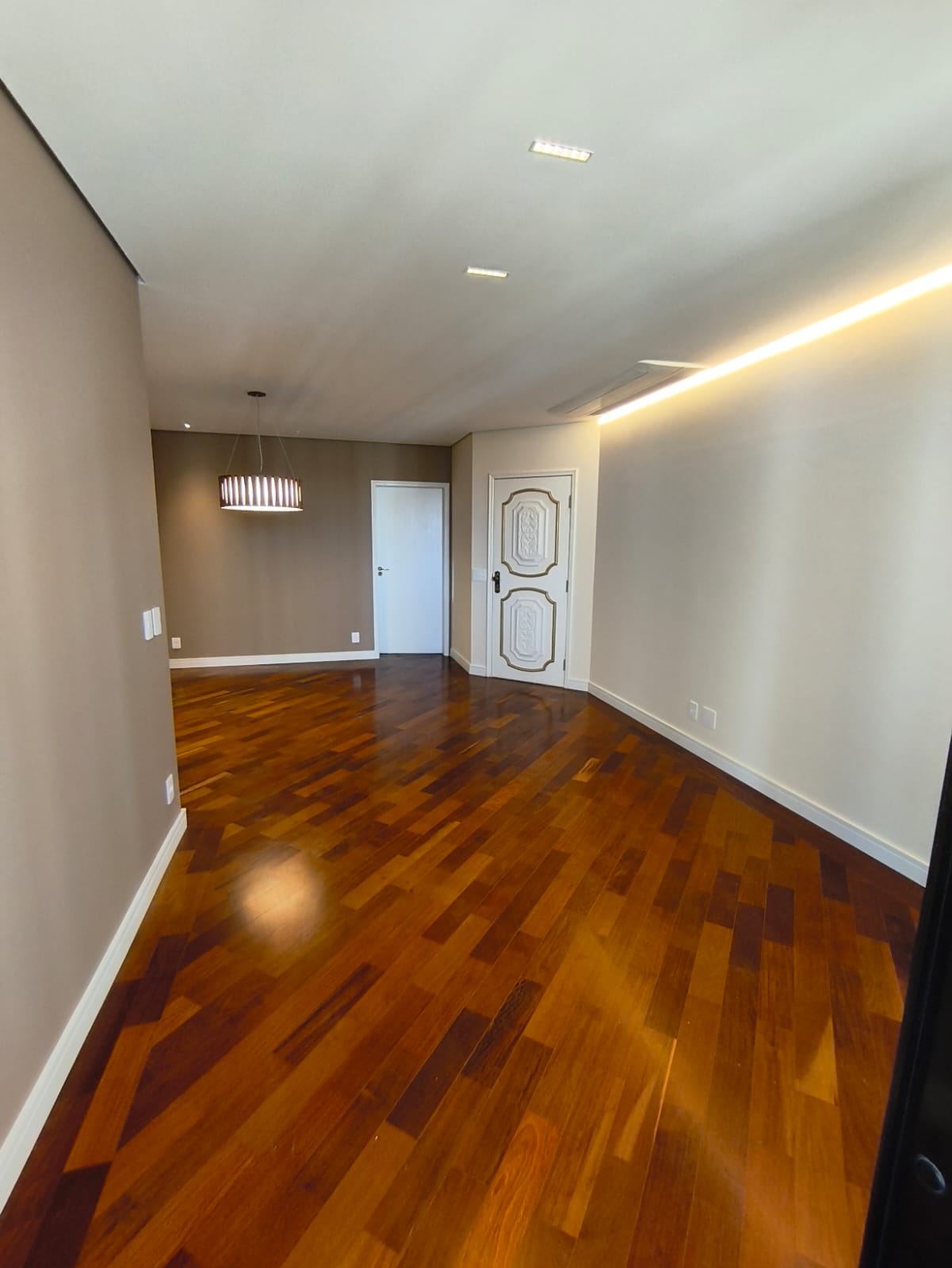 Sala com piso de madeira — depois