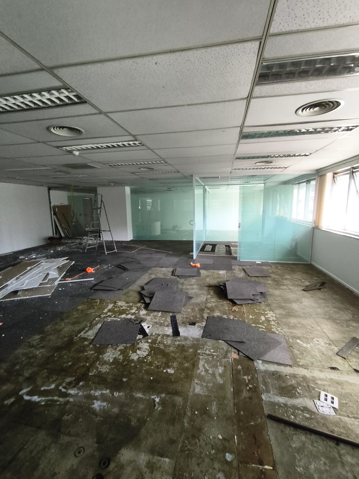Escritório corporativo — antes